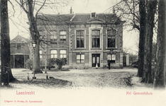 13469 Gezicht op de voorgevel van het gemeentehuis met koetshuis (Nieuw-Loosdrechtsedijk 2-4) te Nieuw-Loosdrecht ...